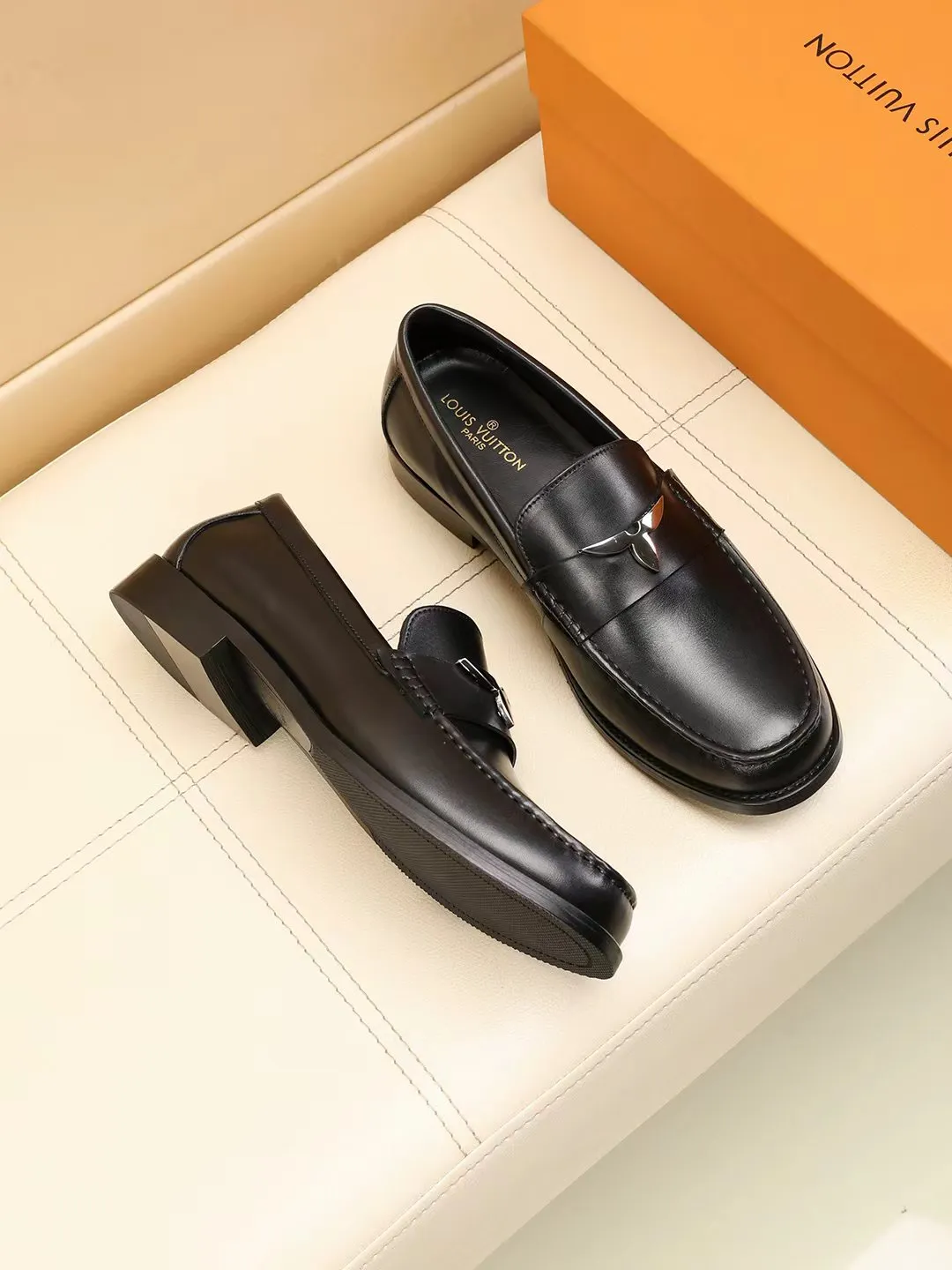 Men's shoes 440 💰 Louis Vuitton LV ® 🆕 model 🔛Full shoe counter, first layer cowhide, 🐂leather lined casual shoes for men, super soft outsole, essential for driving. Synchronized with the counter, original first layer cowhide, completely 1:1 mold customization🌹top version, color optional! Number: 39-44 (customized at 38.45.46)